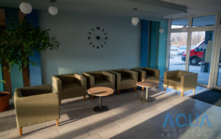 Lobby, kényelmes fotelek az Aqua Hotel Kecskemét bejáratánál.