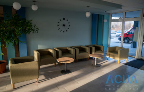 Lobby, kényelmes fotelek az Aqua Hotel Kecskemét bejáratánál.