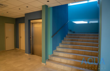 Lépcsőház és lift az Aqua Hotel Kecskemét belső részén.
