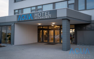 Aqua Hotel Kecskemét, kivilágított bejárat, recepció