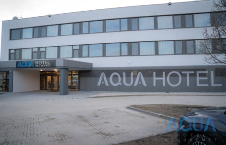 Aqua Hotel Kecskemét bejárat, portál.