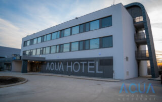 Aqua Hotel KEcskemét épülete, jobb oldali nézetből.
