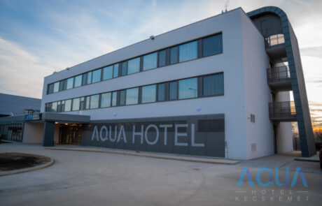 Aqua Hotel KEcskemét épülete, jobb oldali nézetből.