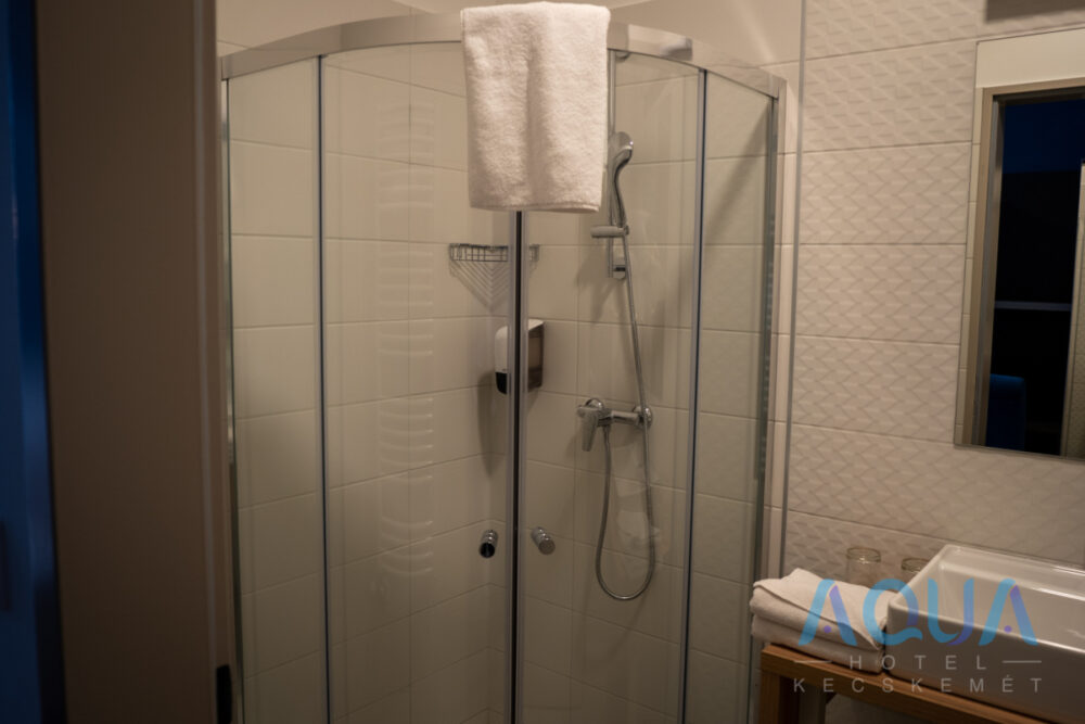 Szállodai szoba, fürdőszoba, zuhanyzókabin, Aqua Hotel Kecskemét