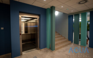 Lift és emelei lépcsősor, Aqua Hotel Kecskemét