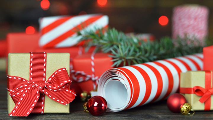 ajándékcsomagolás, karácsony előtt, készülődés