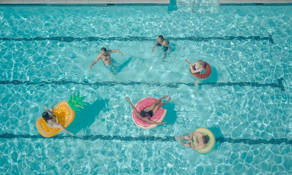 évszakok a wellnessben, fürdőzők a medencében