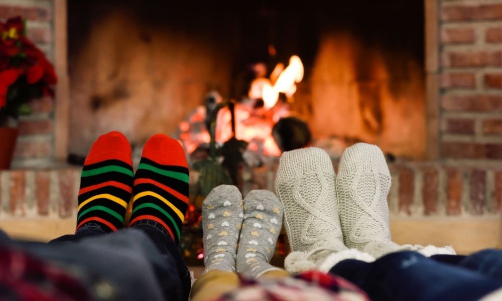 évszakok a wellnessben, zokniban a kandalló előtt